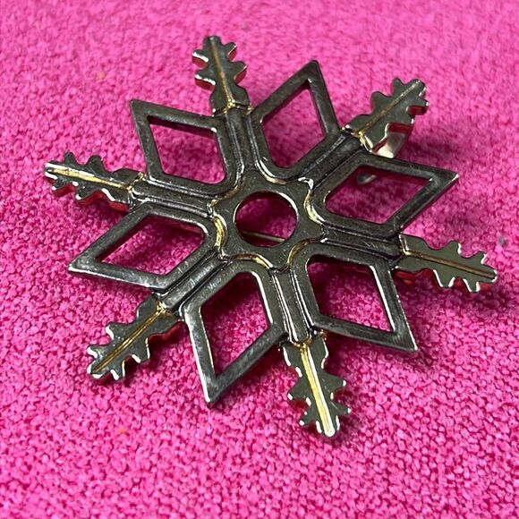 Best Brooch or Pendant Snowflake - Picture 1 of 4